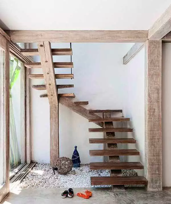 很古朴,自然的楼梯.