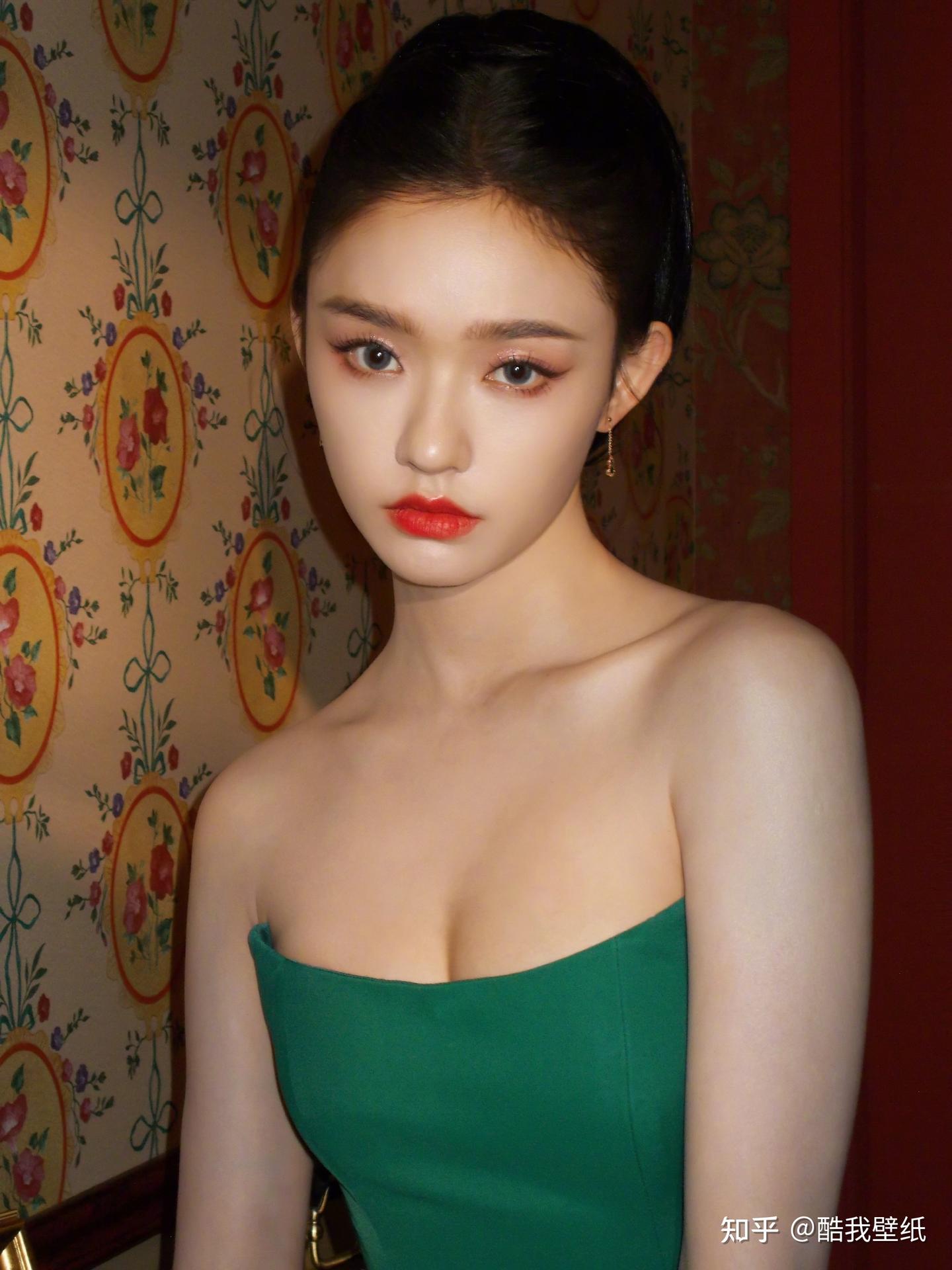 林允这样穿显成熟韵味，一袭墨绿色抹胸长裙，红唇点缀复古大气- 知乎