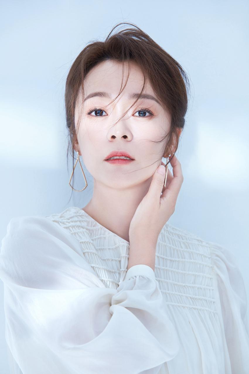 王嘉最新白裙写真曝光气质优雅唯美宛如童话