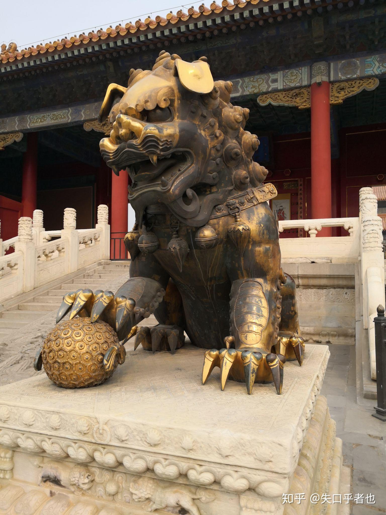 乾清门的鎏金狮子为什么捂着耳朵?