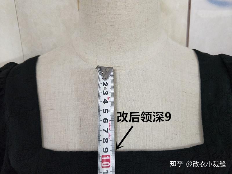 小美女就是嫌领口太大了,改小这件方领连衣裙的领口,我就是通过提肩