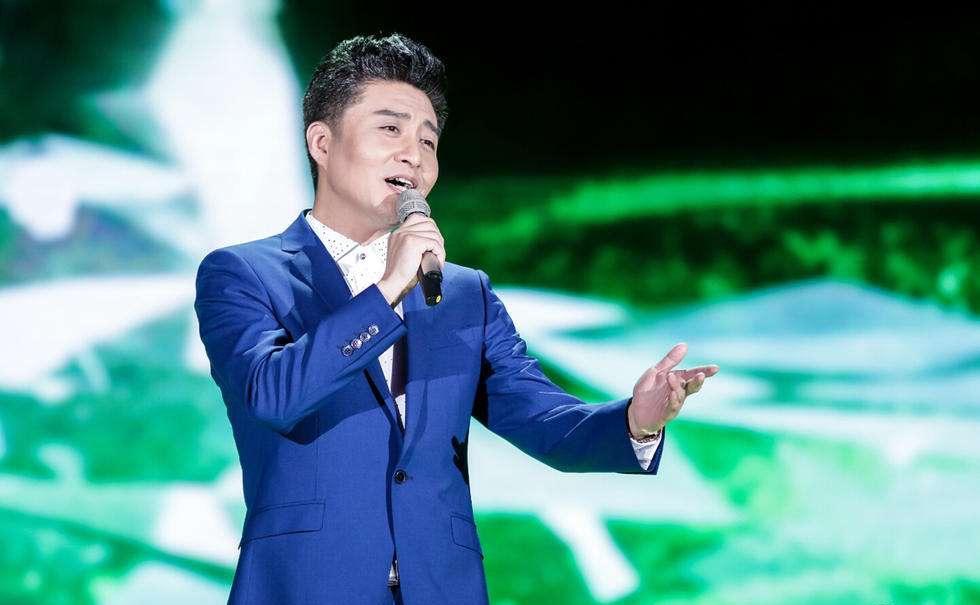 45岁央视主持周炜曝近照满头白发像60岁只比撒贝宁大一岁