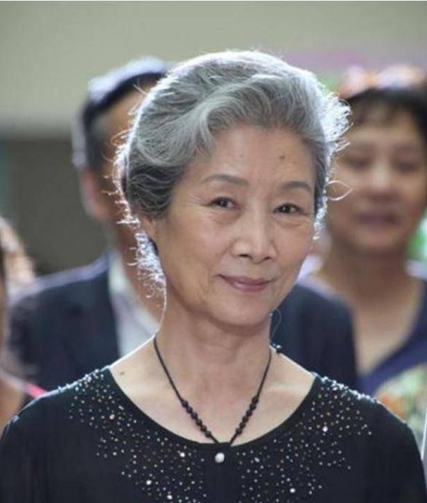 慈禧专业户吕中穿衣简约大方到老也是时髦人