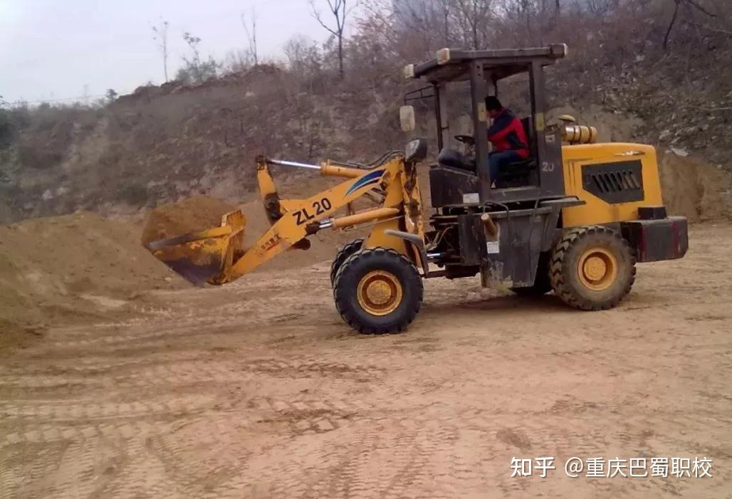 大家知道,巴蜀職校是專業的裝載機駕駛員培訓機構,擁有自己的實踐操作