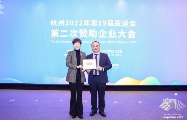 鲜丰水果创始人,董事长韩树人出席本次活动并接受亚组委授牌,鲜丰水果