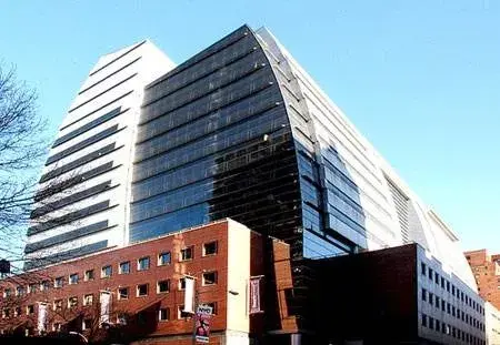 (图为巴鲁克学院)其实这是一所位于美国纽约市曼哈顿熨斗区的公立大学