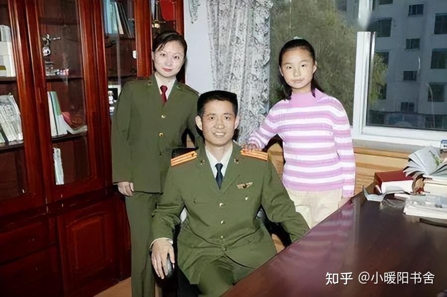 执行飞行任务的航天员,刘伯明对着镜头说:"航天勋章有妻子的一半