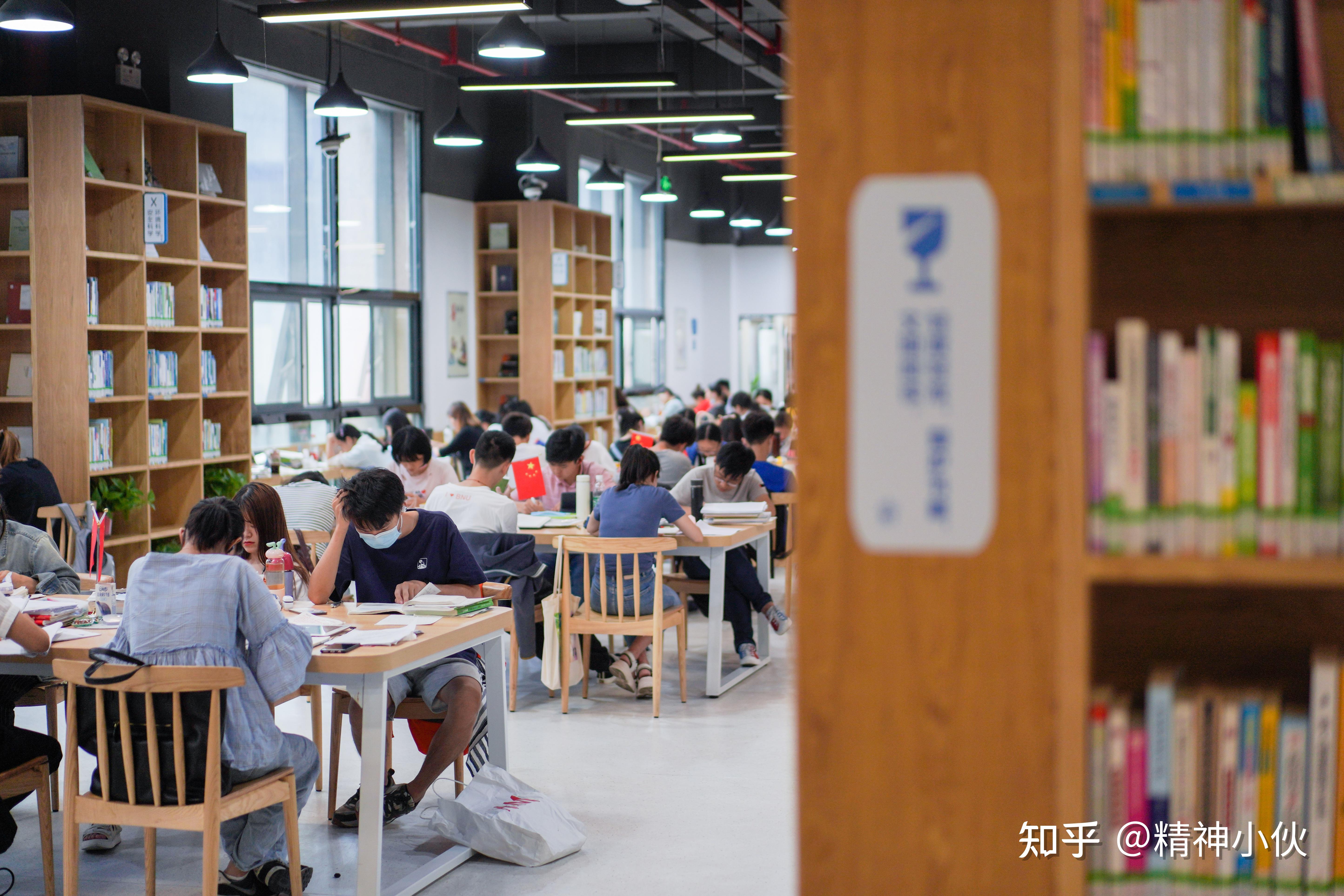 南明區圖書館坐落於花果園j區12棟,是全省首個採取社會化運營模式進行