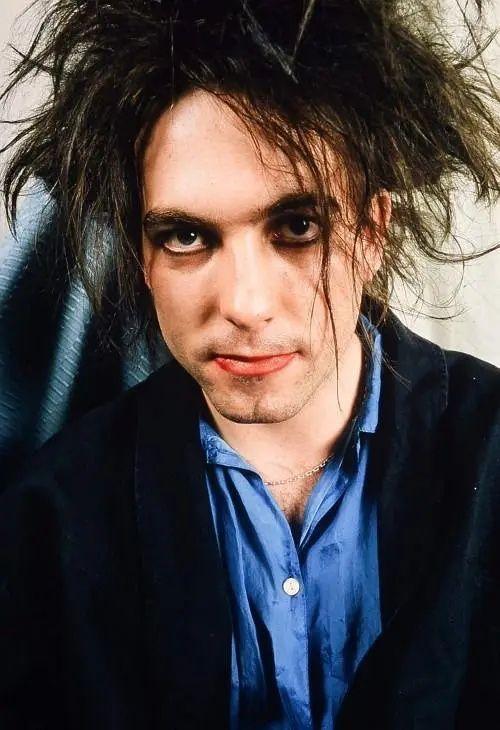 如何评价robertsmiththecure乐队主唱的颜值