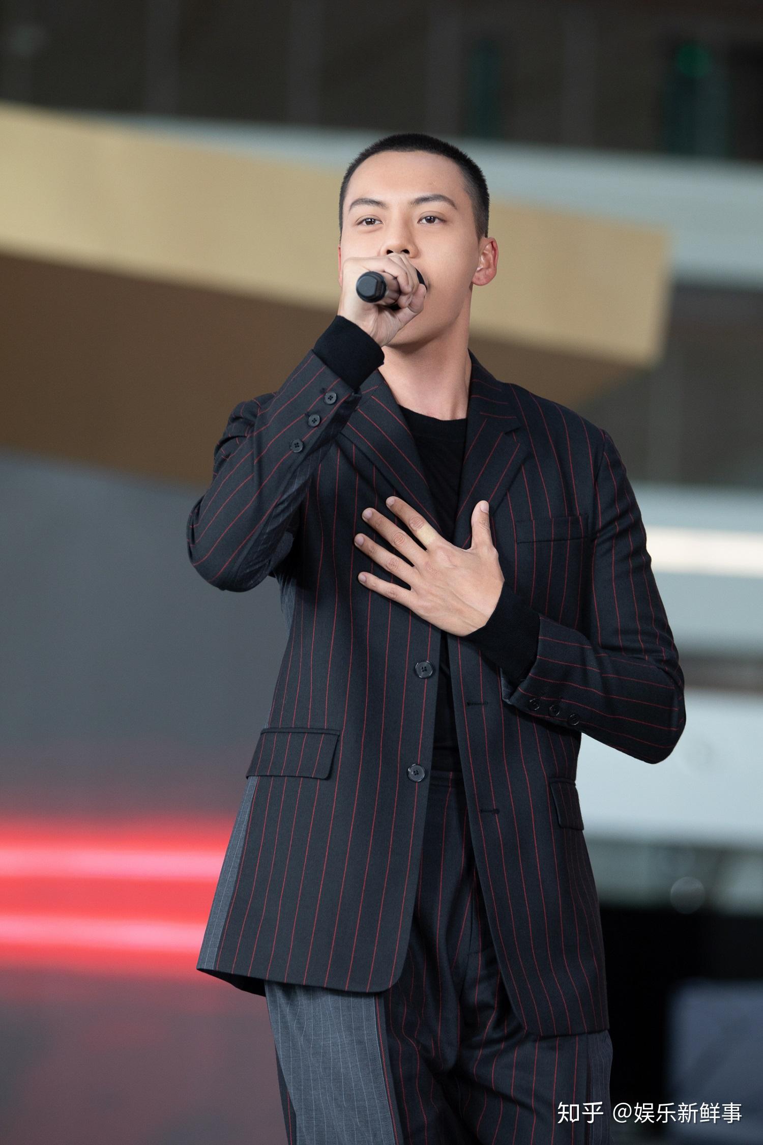 陈伟霆奋斗新时代心连心活动 现场演唱《老九门》主题曲《我门》