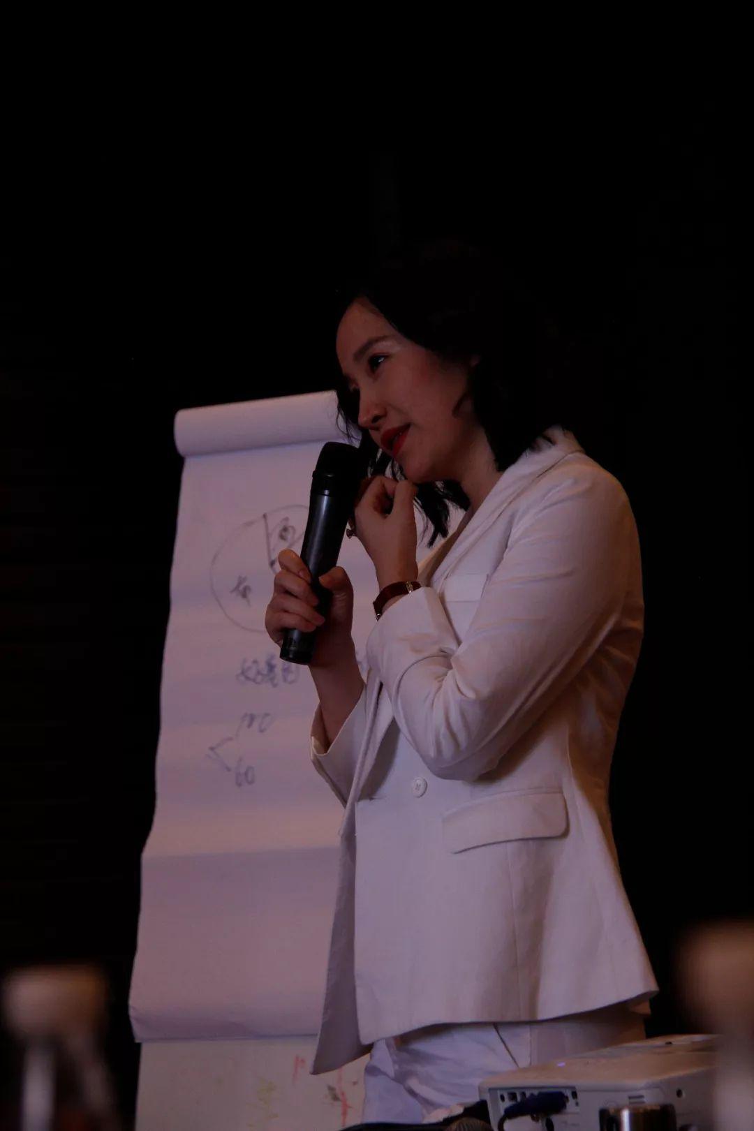 ayawawa还有个"全国男粉会",知道的人不多,群里三十几个男人显然也不