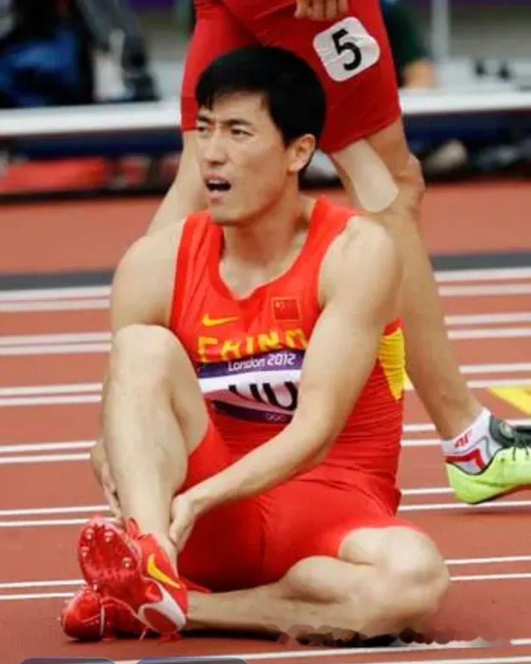 当年刘翔因跟腱断裂退赛,痛苦不堪.