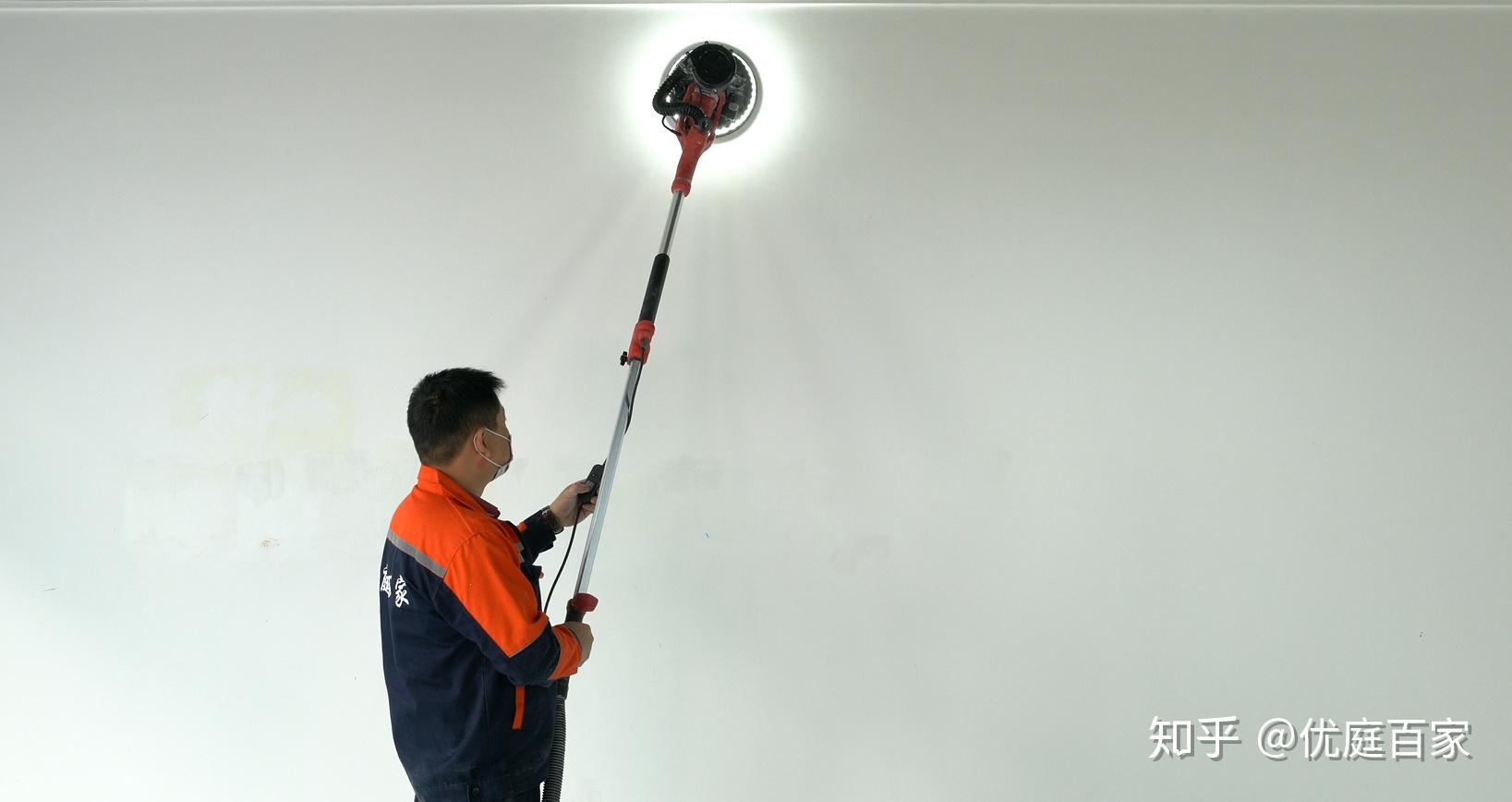 用手或者打磨机都行,将墙面表面打磨平整,比如腻子修复的地方,或者