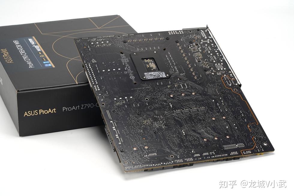 主板整体黑色为主,暗金的线条点缀,半透明的io模块以及精致的芯片组