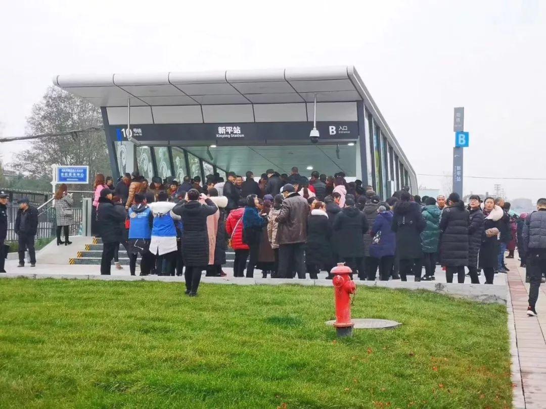 工作日高,平峰期按2:1的比例采用华桂路至回龙,石犀公园至二江寺大小