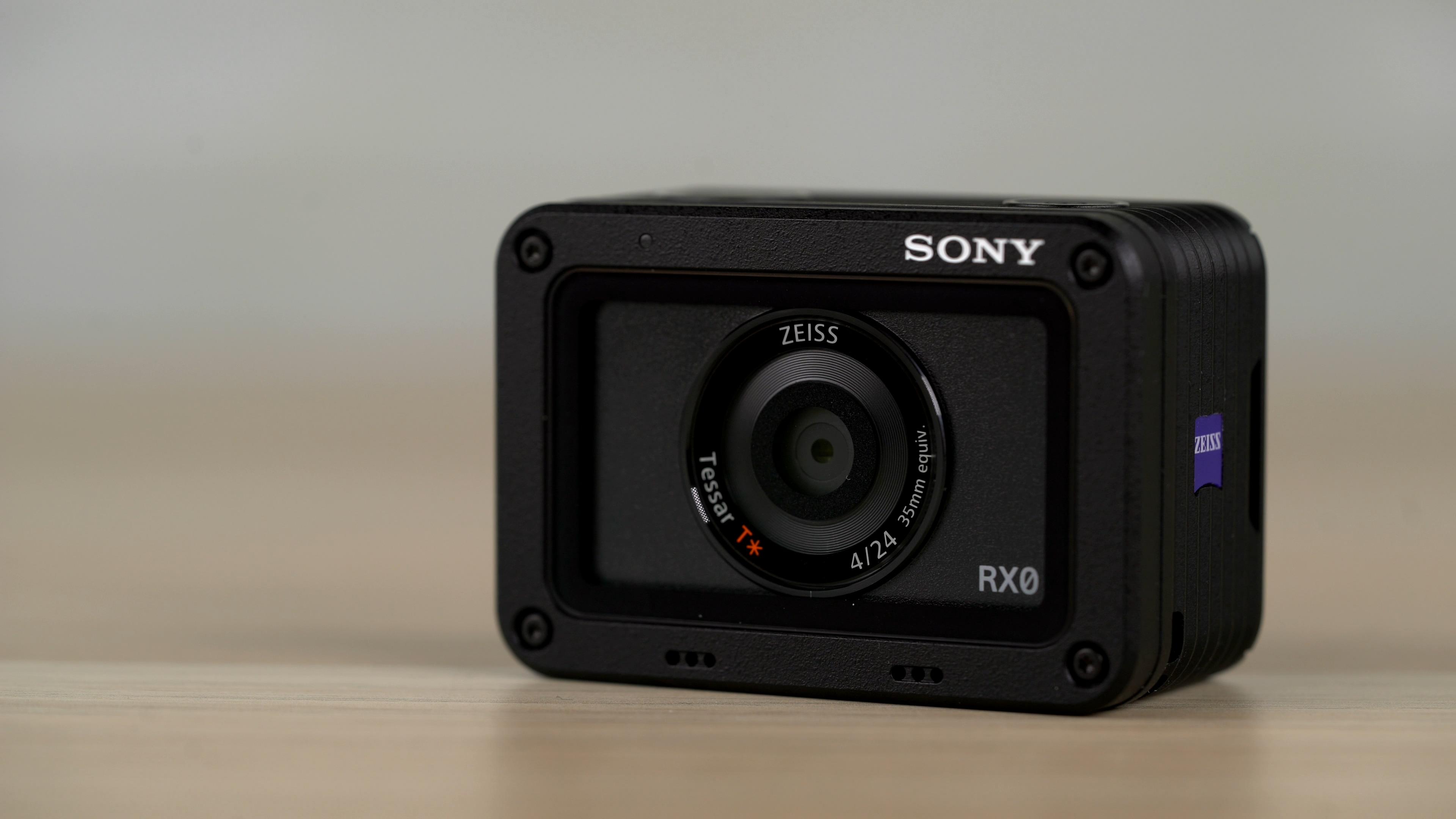 索尼把黑卡做成了gopro的样子但rx0不是运动相机