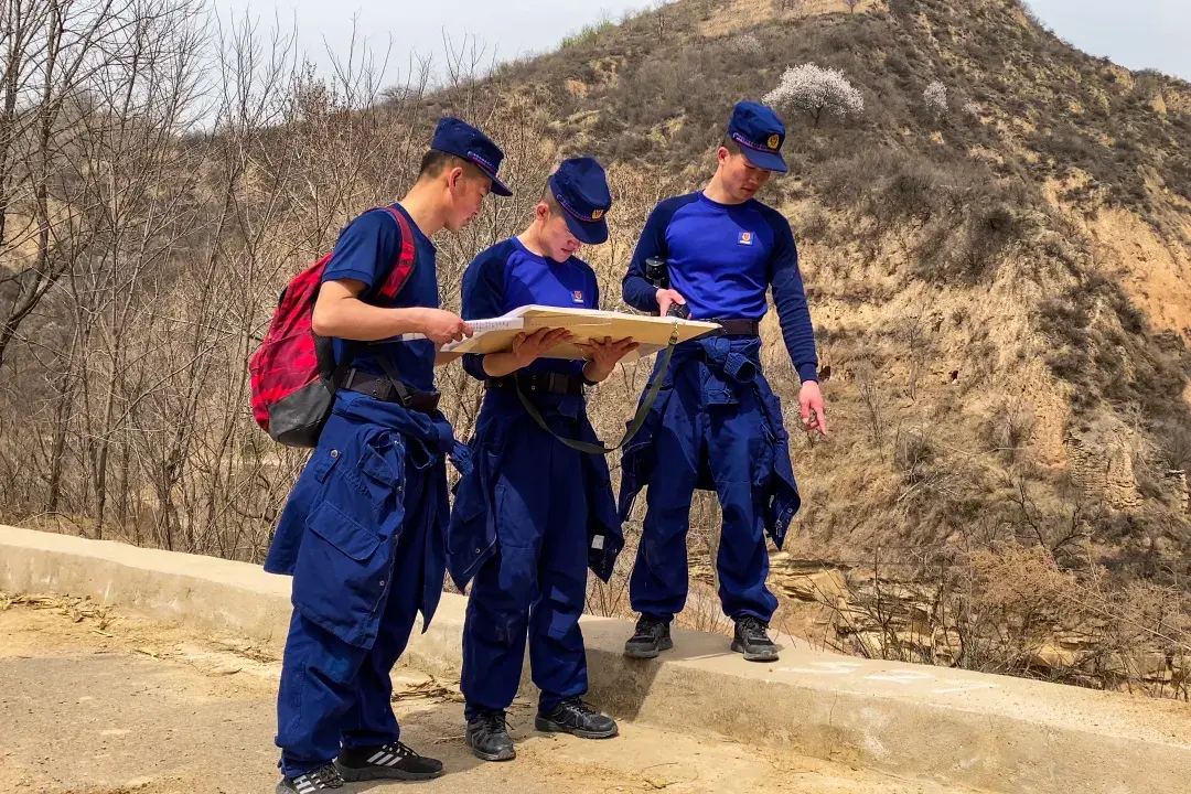 跨省驻防按图行进在深山密林中开启寻宝之旅