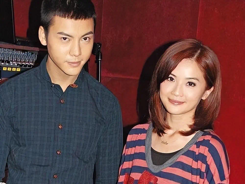 和蔡卓妍分手以后,陈伟霆并无恋情绯闻传出,直到2021年被狗仔拍到和