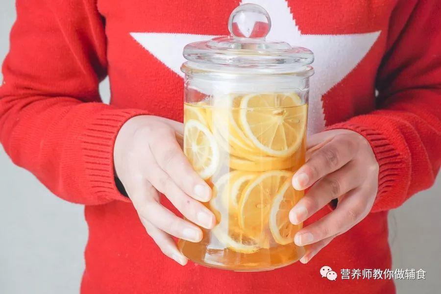 9,柠檬蜜浸泡好后,每天可以用勺子舀两三勺柠檬蜂蜜水,加两三片柠檬