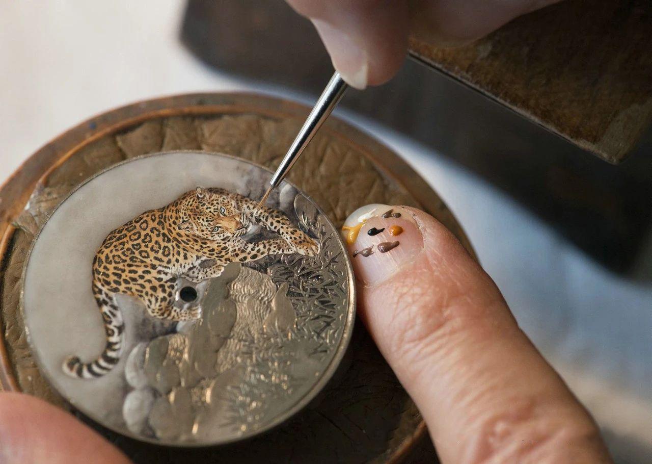 高级腕表作为奢华之物代表,富有匠心精神以及量身定制的雕金工艺可谓