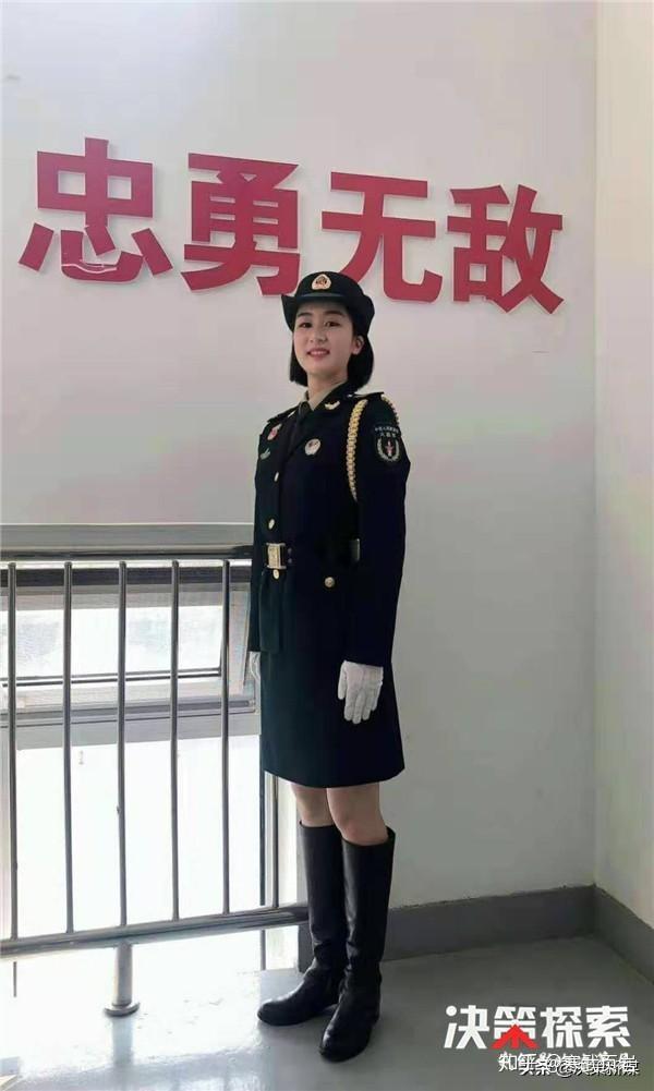 这位女兵的名字叫高远,山东临沂人,,毕业于山东艺术学院,现为是国防
