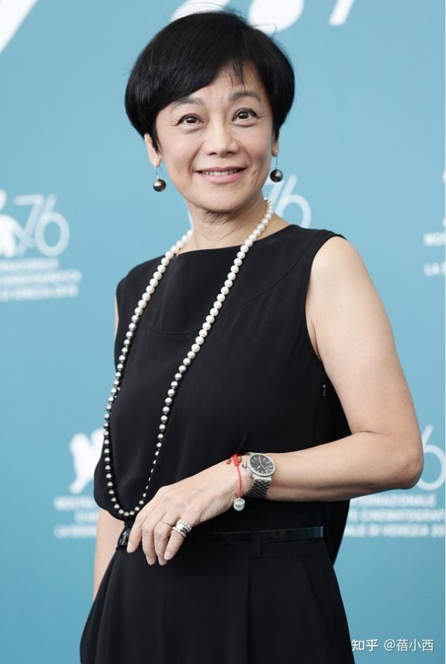 张艾嘉的穿搭才叫极简黑色连体裤配珍珠项链越老越优雅