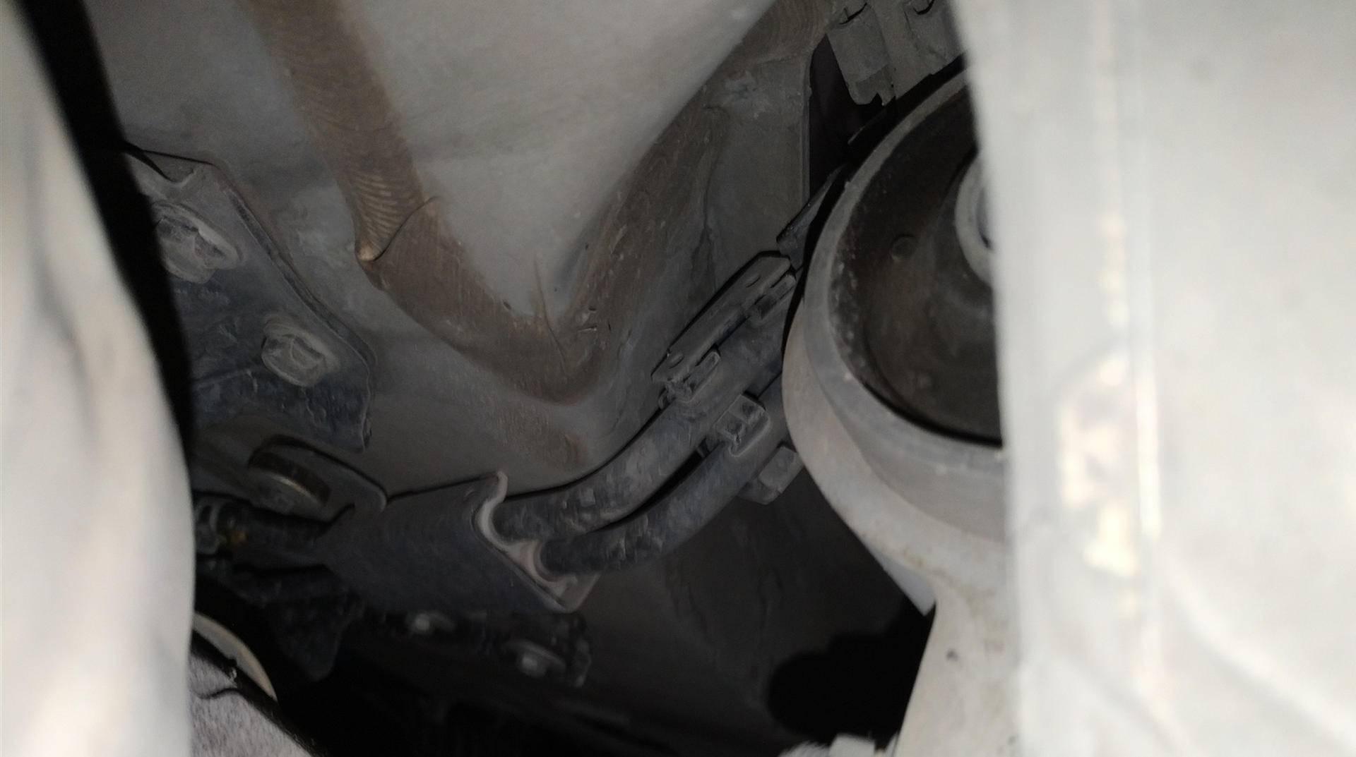 接着看看前部纵梁有没有受伤,纵梁完好,所以我们根据前大灯更换,右翼