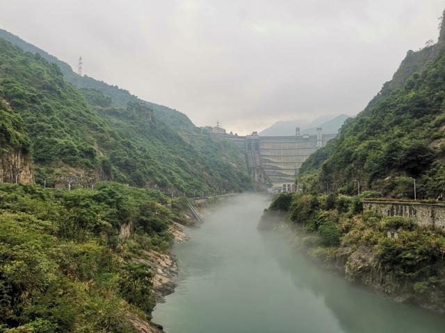 海拔高度1350米,是悬系于长江,珠江分水线与京珠高速十字交点旁的一颗