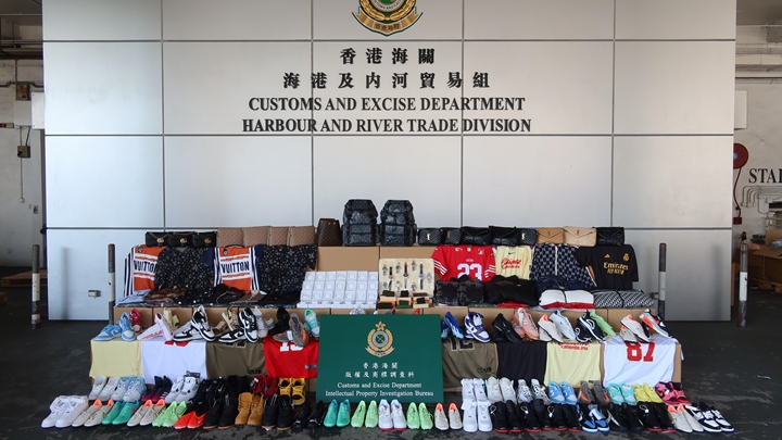 图:香港海关入境处也会特别关注多次来往香港的人,看看你身上有没有带