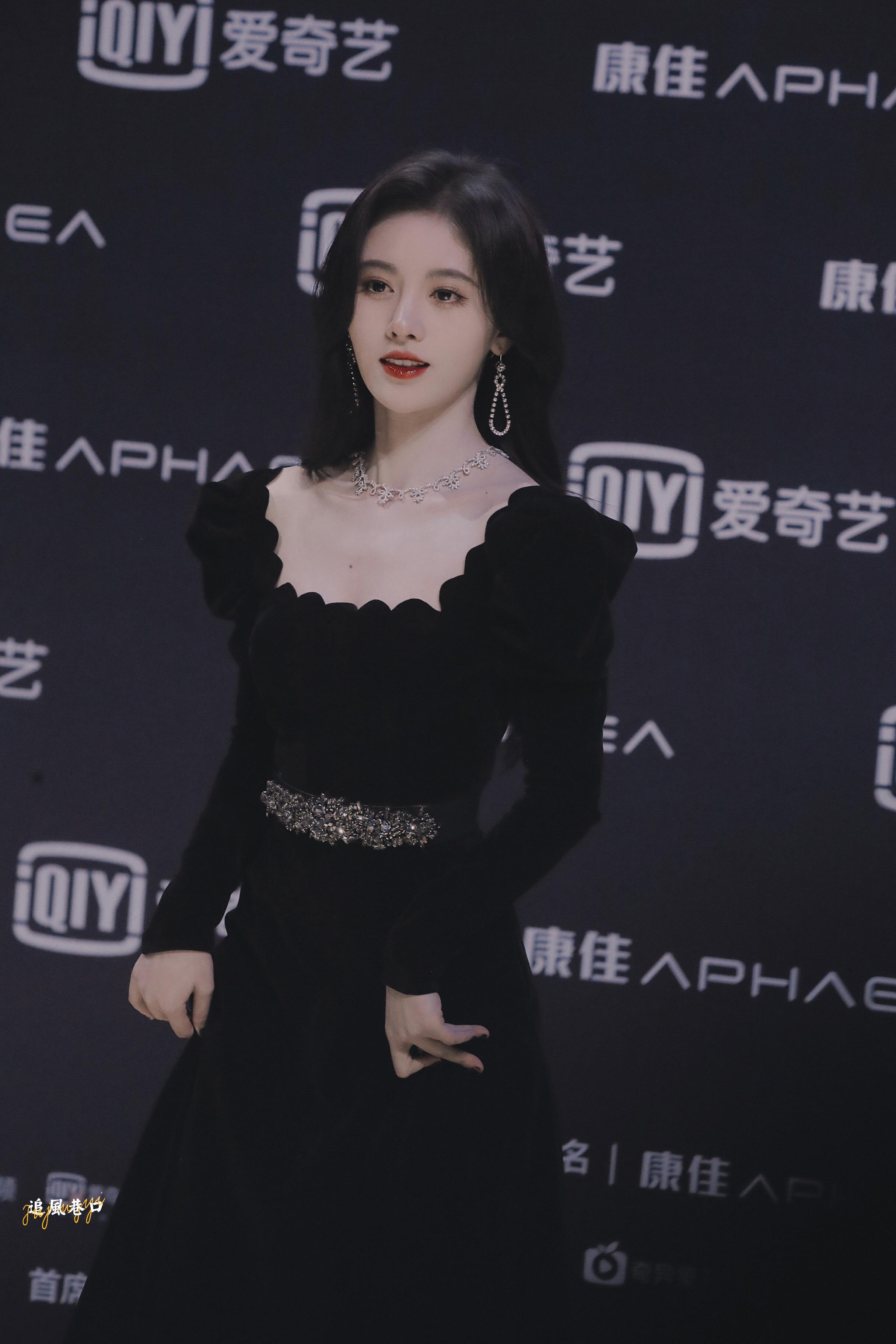 大家有存的让你觉得惊艳的女明星礼服图吗? - 知乎