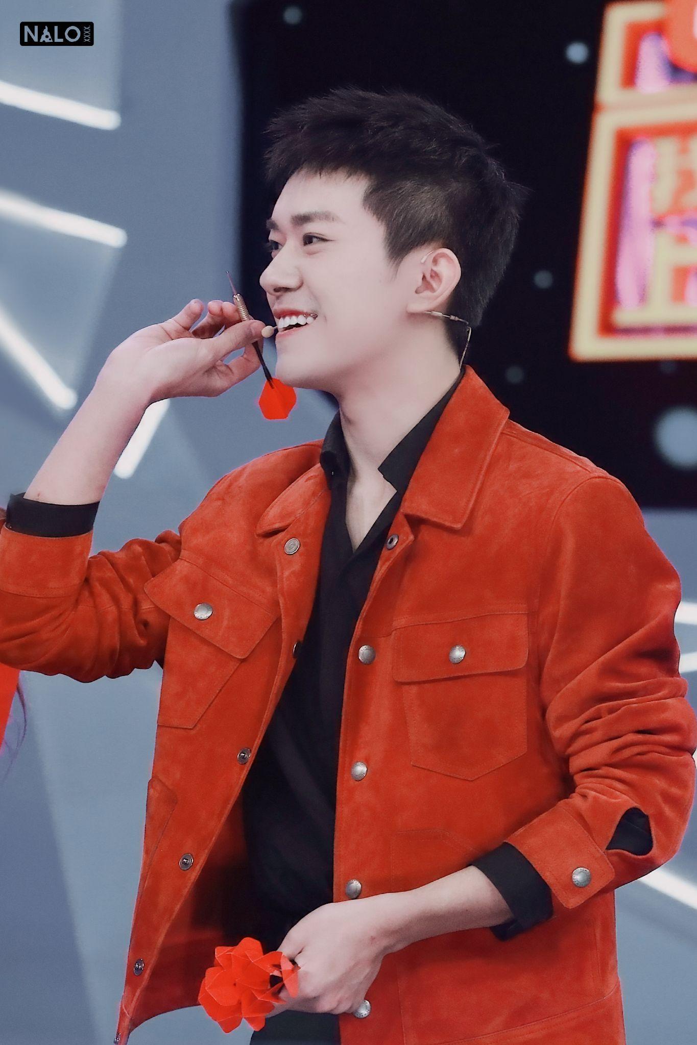 求易烊千玺笑得很开心的图片