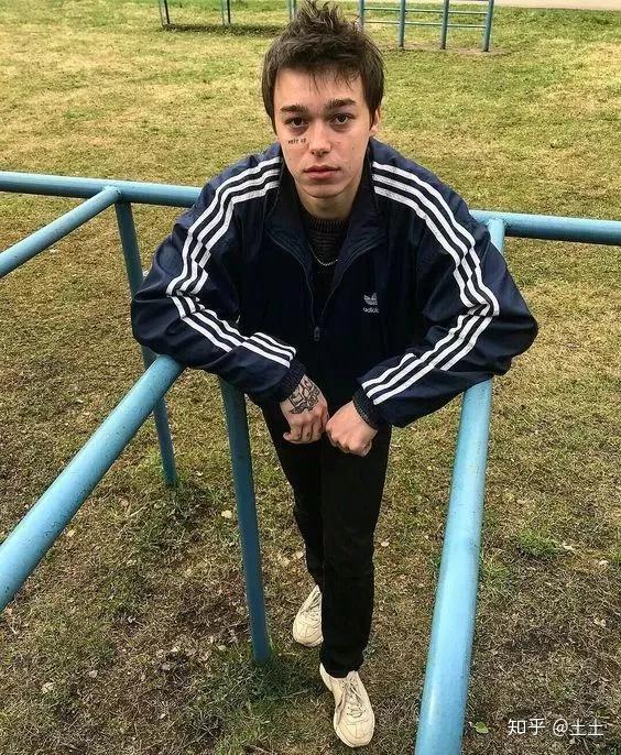 人生清单:拥有自带厌世脸的纹身丧系男友