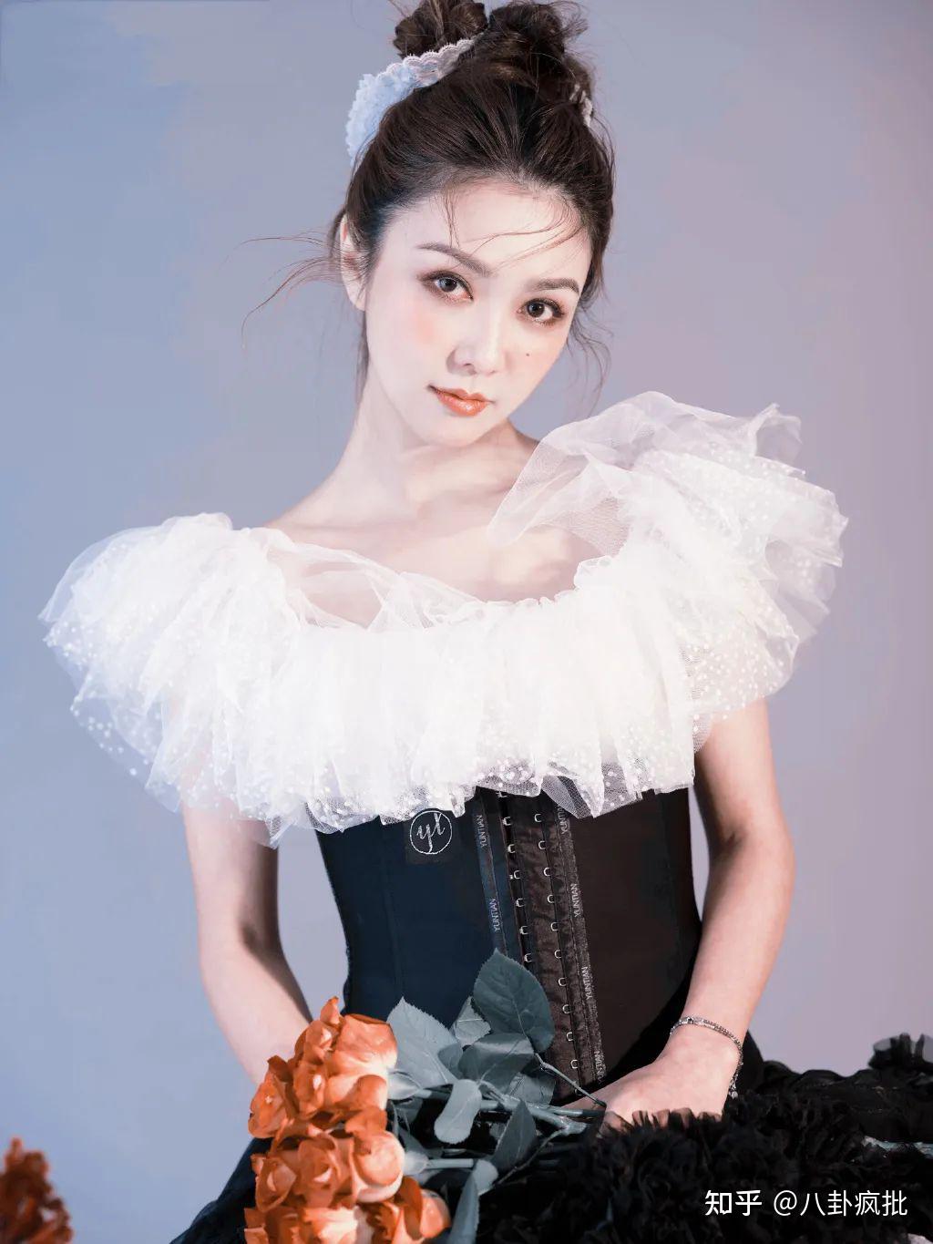 张歆艺干过合照里把刘诗诗裁掉;评价电影《绣春刀》夸了除刘诗诗以外