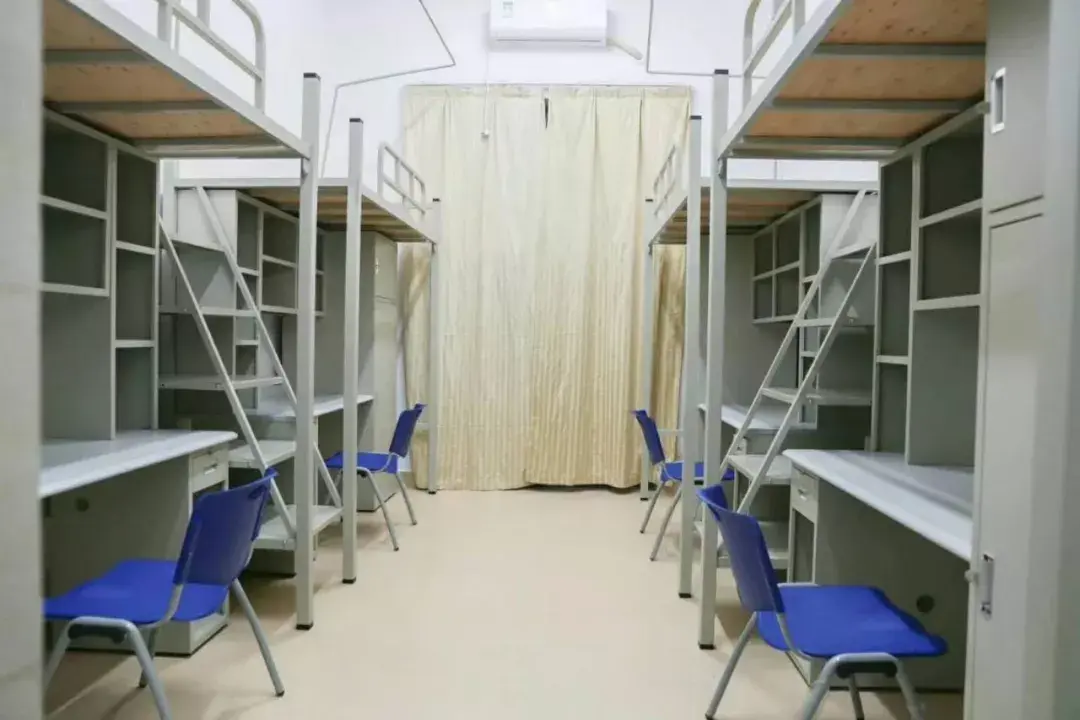 学校宿舍均为四人标准间,依山傍海,设有空调,电风扇,电脑桌,网络接口