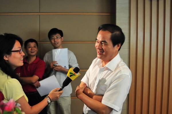 2001年,朱江洪正式出任格力电器公司的董事长,第一件事就是把董明珠升