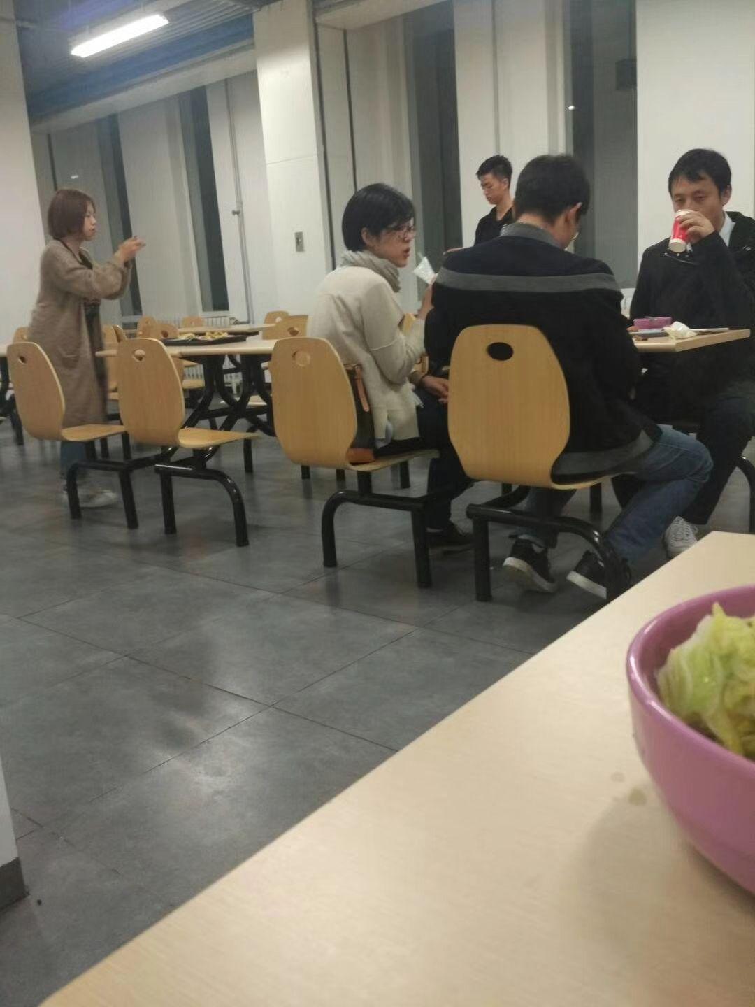 拍照怎么拍好看吃饭 v2-f6f8c8929fb5172545b4a0df68ebae55_r.jpg