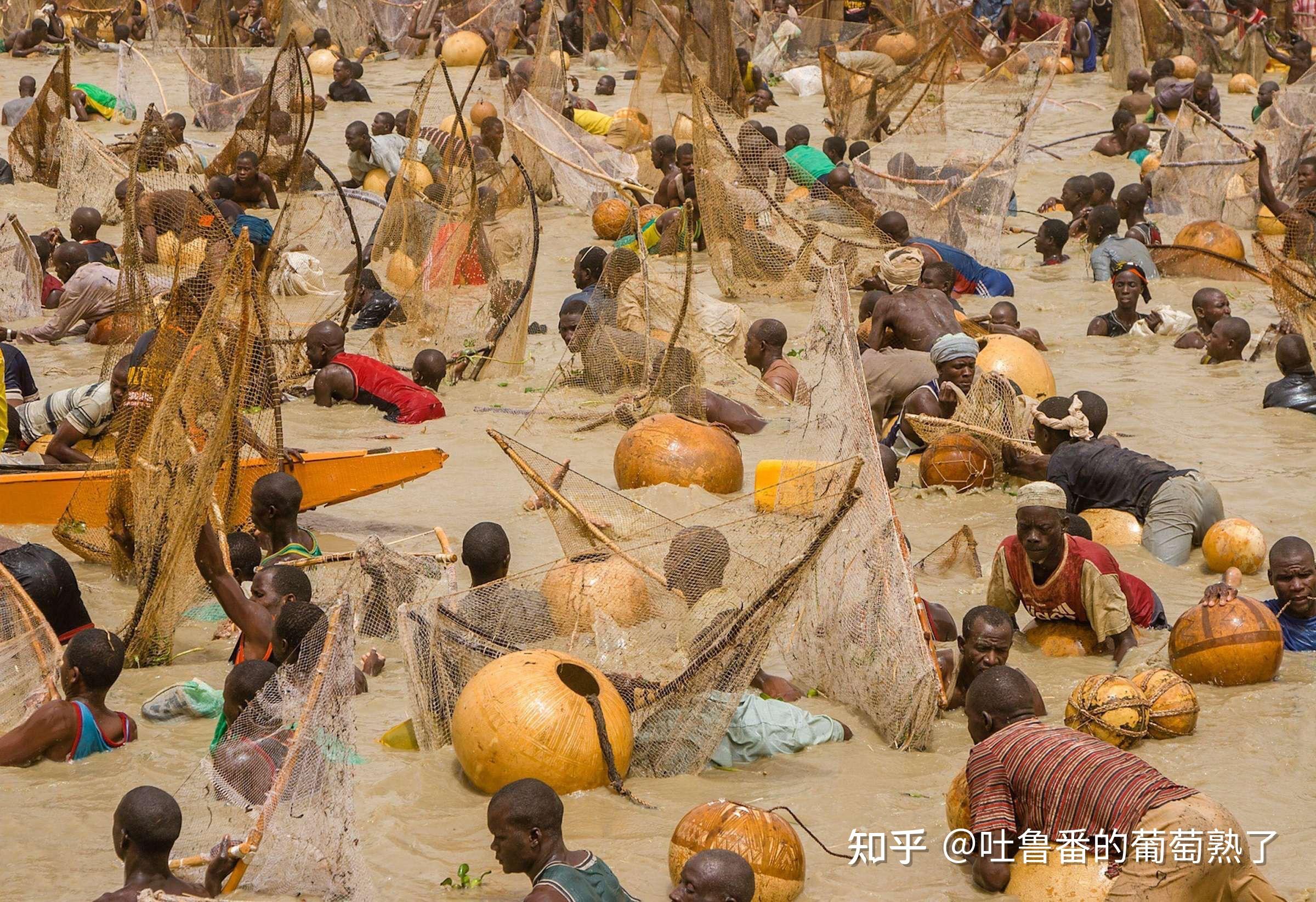 参赛者必须在一小时内用手工渔网和葫芦这两种传统工具捕鱼,捉到最多