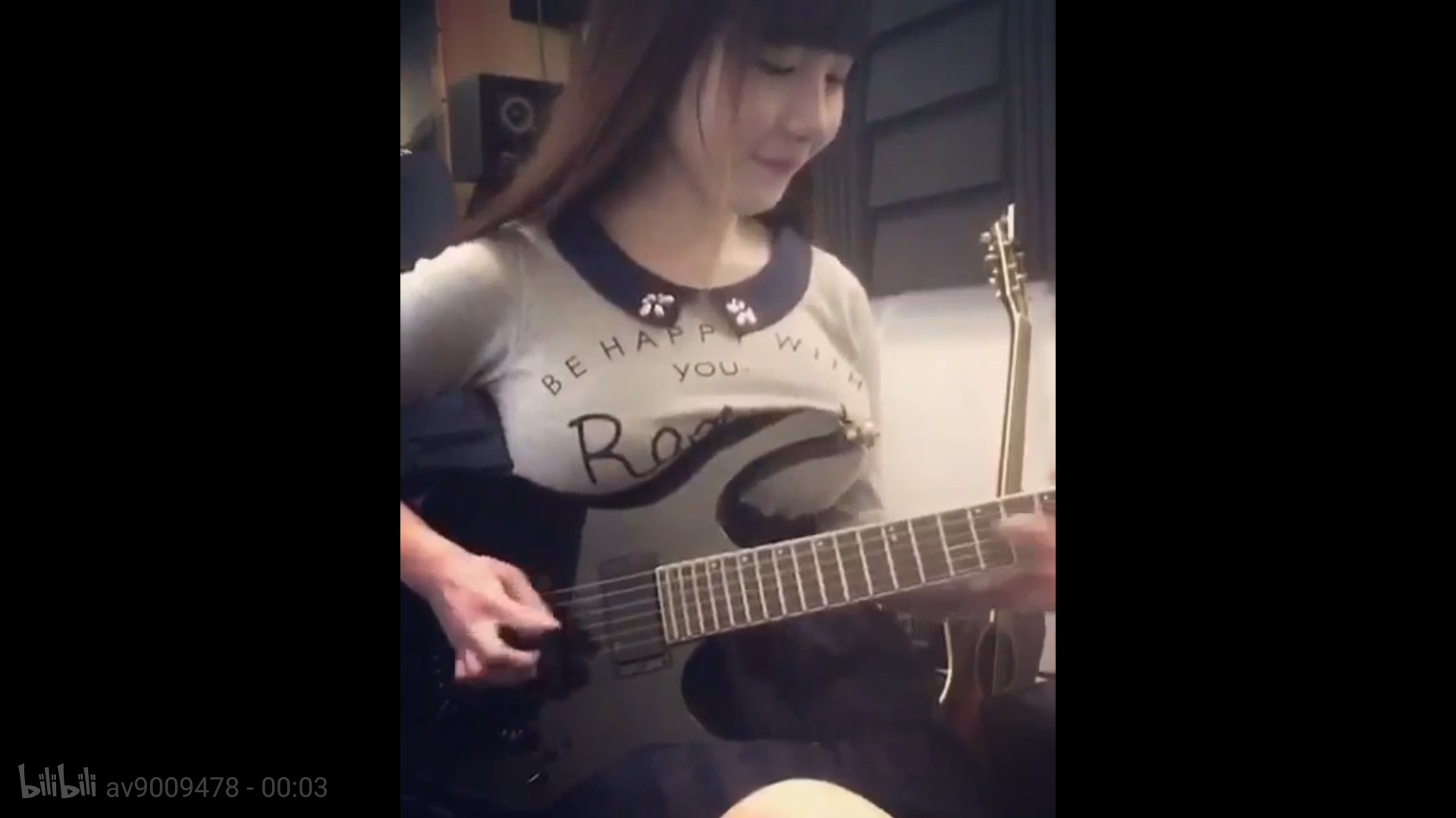 女生弹吉他胸放哪里