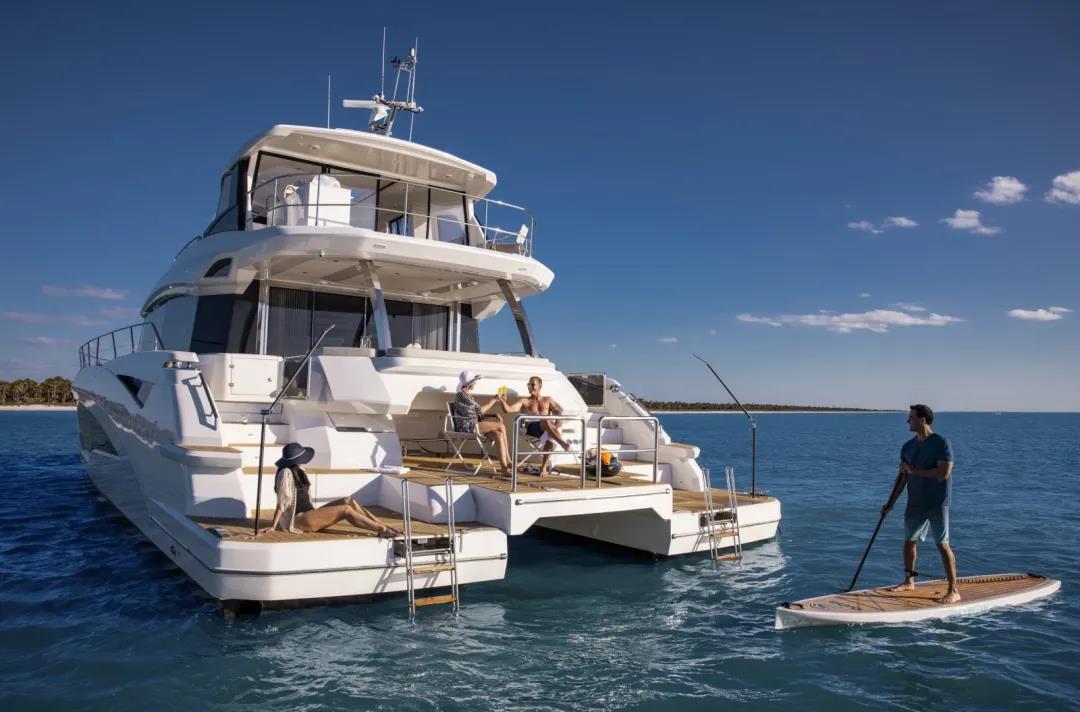 智能的奢华aquila70双体动力艇首次亮相