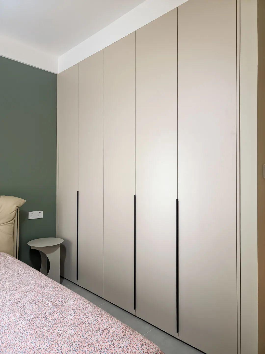 主卧素雅朴质,奶咖色的柜门让整个空间感呼应起来,豆绿色墙面绝对是