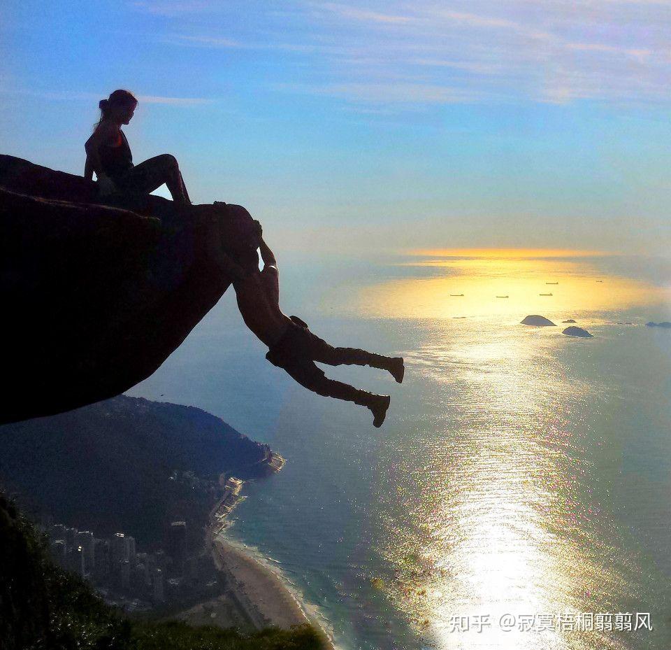 悬崖边上,夫妻情深