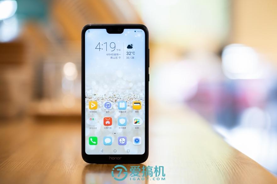 屏幕,大家对它们的印象往往是够用就好,不能要求太多之类的,但荣耀9i