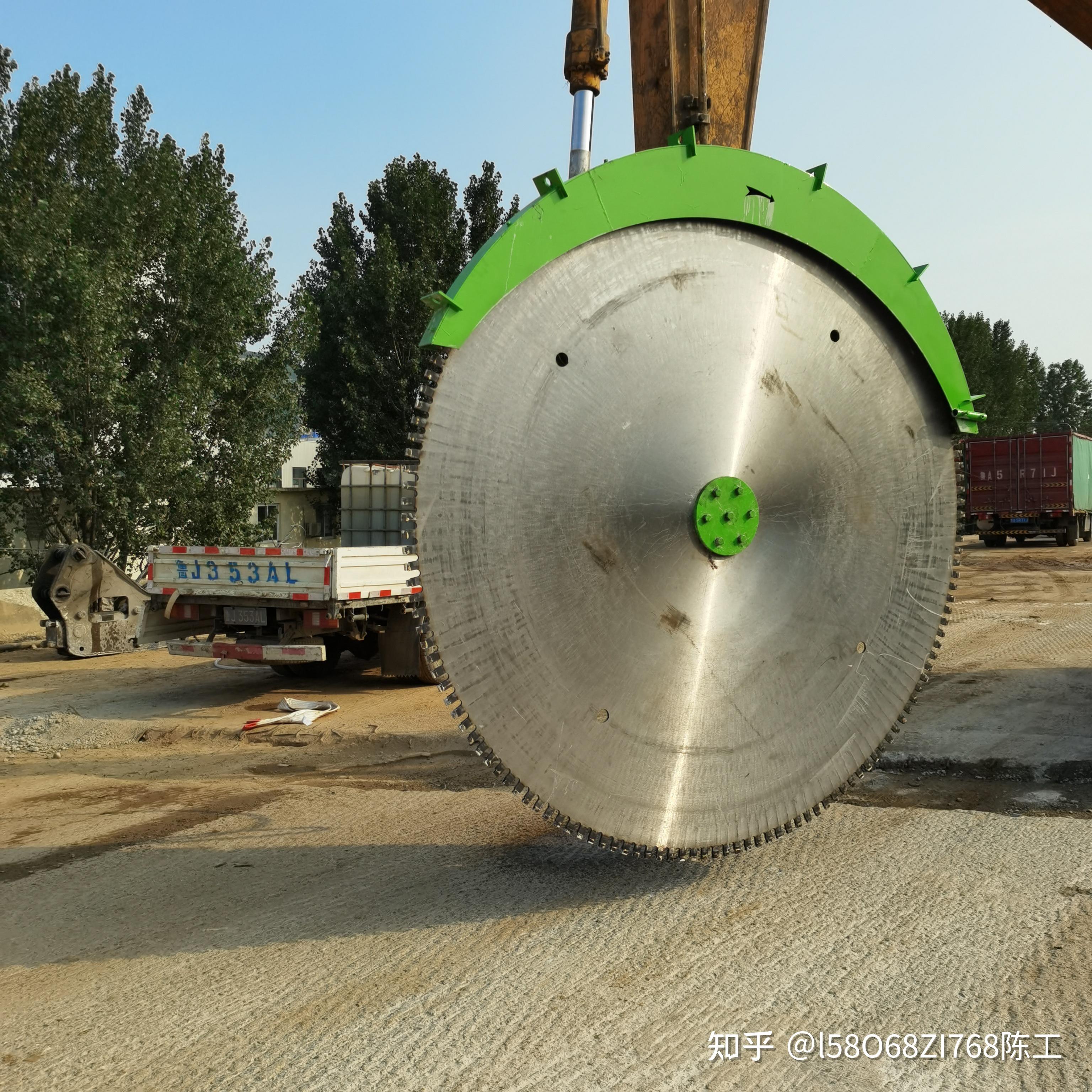 挖机带路面切割机 挖掘机切割锯 水泥路面切割使用步骤 - 知乎