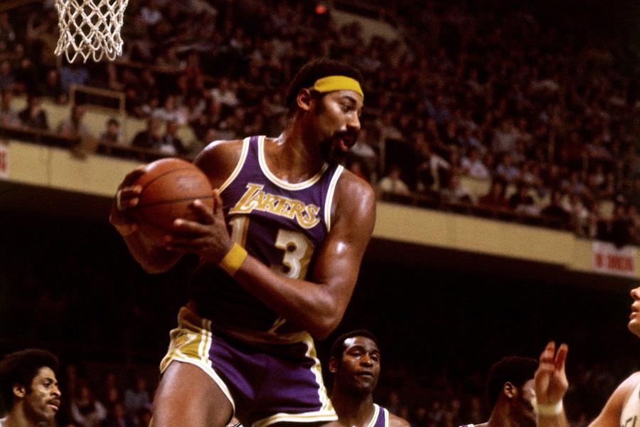 挖来了张伯伦,意在夺冠,但整个赛季张伯伦和主教练科尔夫关系都不好