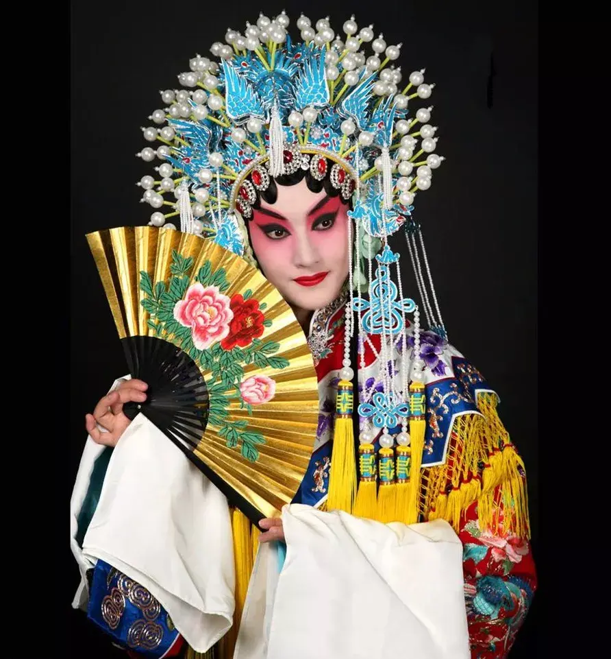 他用60年做出惊艳世人的凤冠霞帔被称为粤剧界的活字典一生一事大国