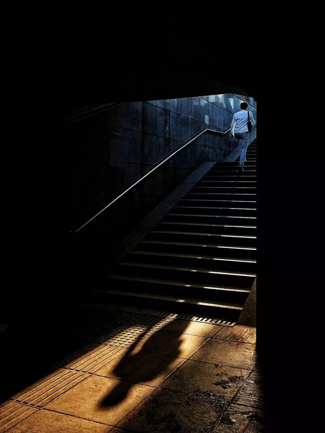 指的是相机的斜前方与镜头光轴构成大约120°~150°夹角的照明光线