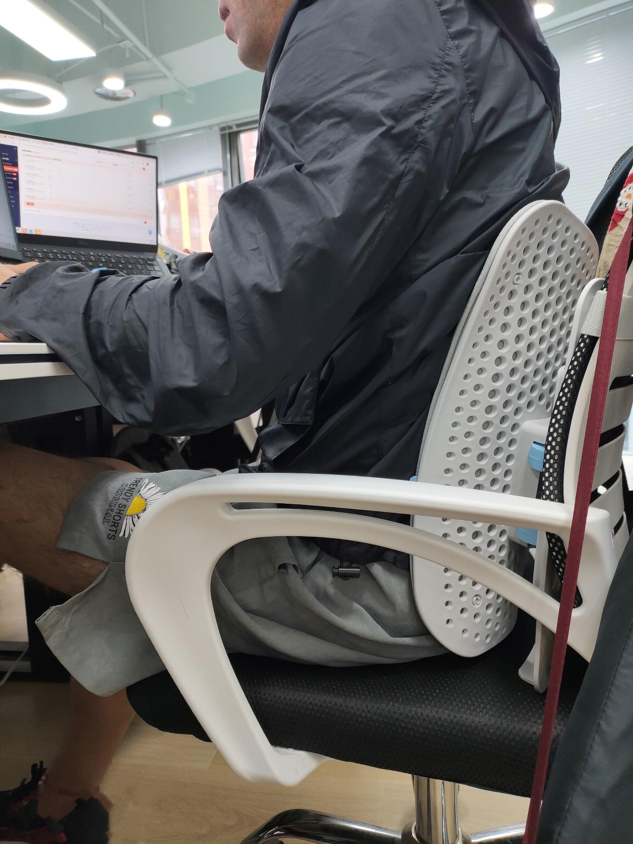 在办公室每天坐10小时的打工人,如何保护自己的老腰?