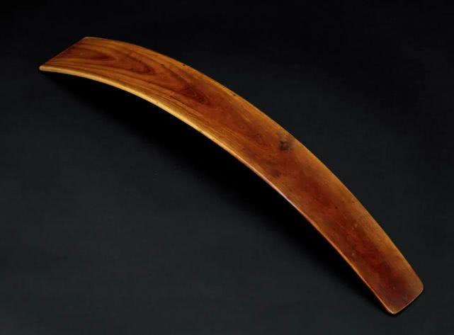 这个板子叫"笏",也叫"笏板",后代也称之为手板,玉板或朝板,其诞生的