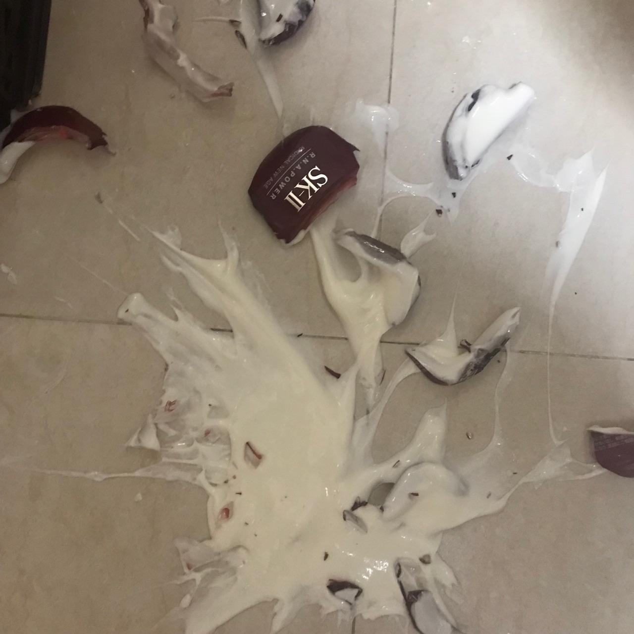 把自己的化妆品护肤品不小心摔碎是一种什么体验? - 知乎