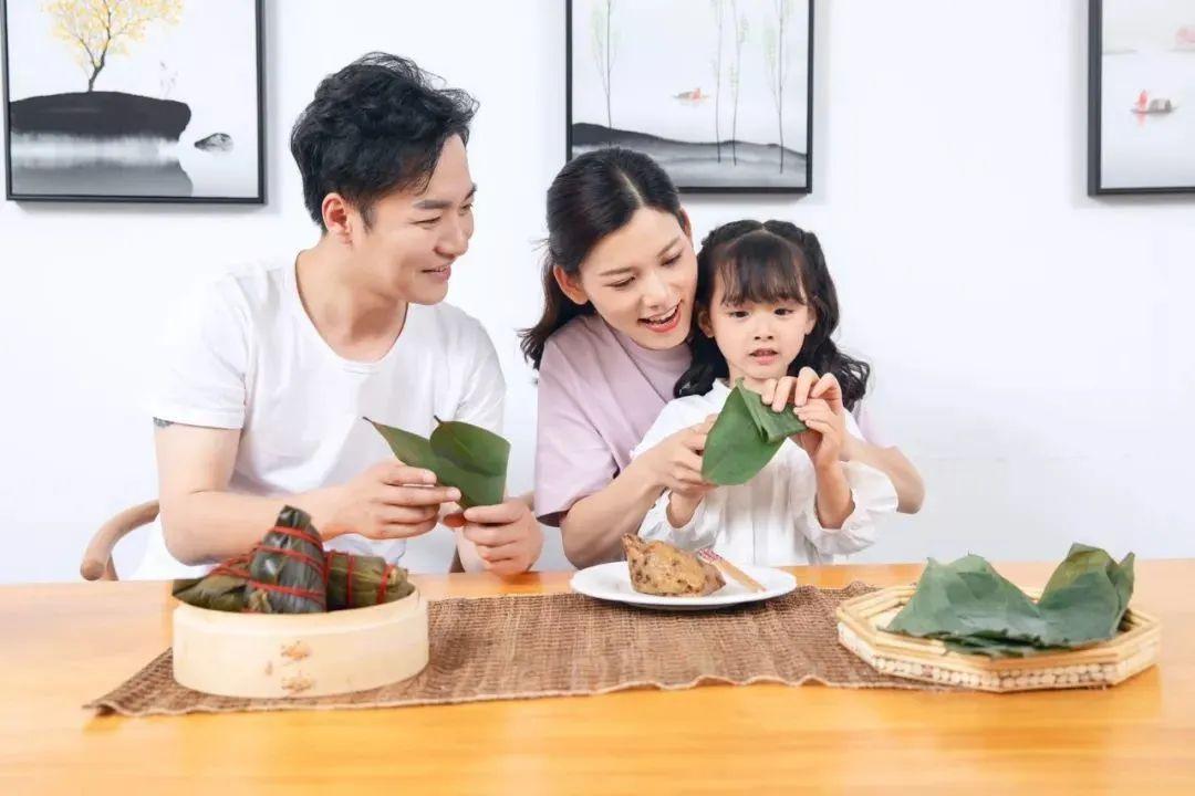 在包粽子的时候,跟孩子讲端午节的来源,了解屈原和粽子的故事.